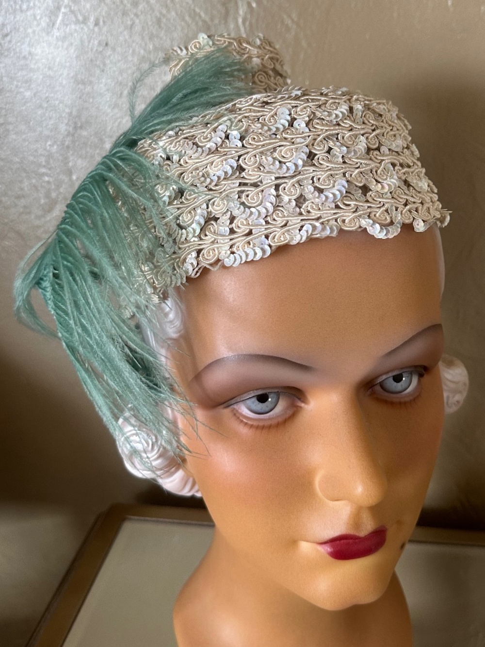 FESTIVE 1950's IVORY & SEQUIN LACE COCKTAIL HAT + GREEN OSTRICH FEATHER